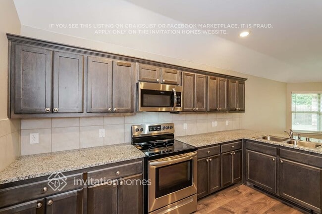 Building Photo - 1532 Woodlake Dr