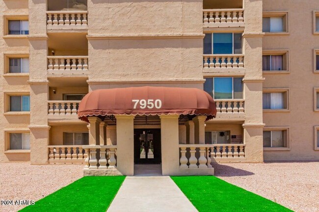 Foto del edificio - 7950 E Camelback Rd