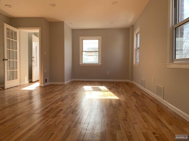 Building Photo - 121 Longview Ave