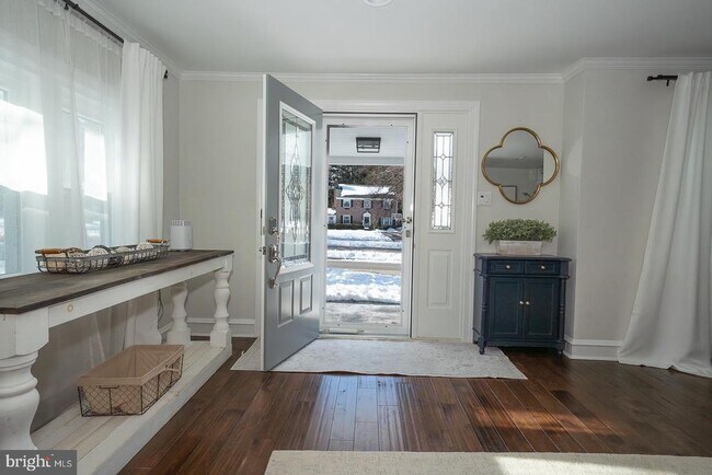 Foto del edificio - 227 E Hathaway Ln