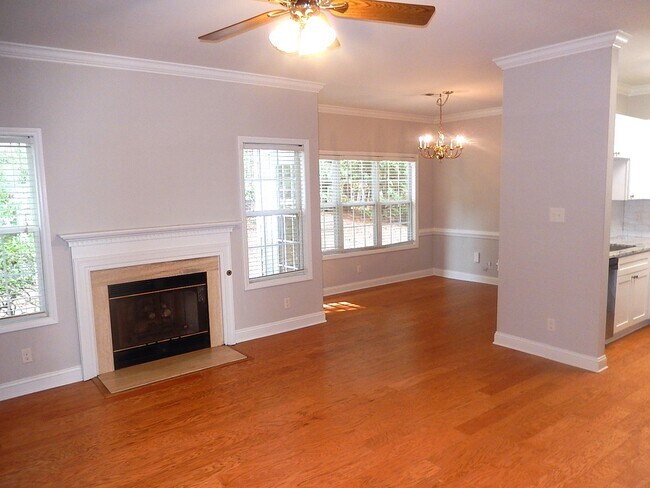 Foto del edificio - 211 Bridgepath Dr