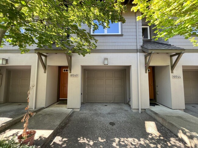 Building Photo - Bright & Airy 2-Bedroom Townhome with Vaul...