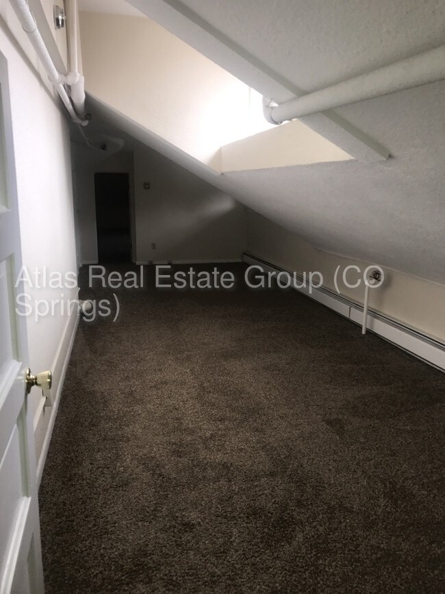 Building Photo - BEAUTIFUL VINTAGE TWO BEDROOM UNIT!!!