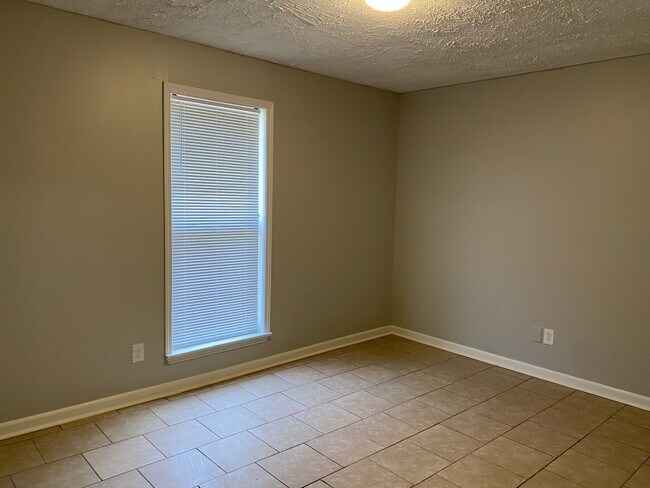 Building Photo - 11 Susan Cv