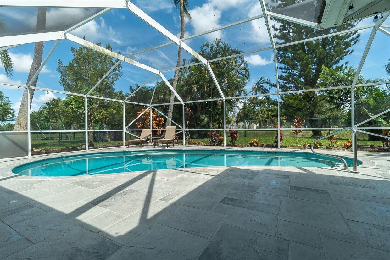 Foto principal - 13660 Folkestone Ct