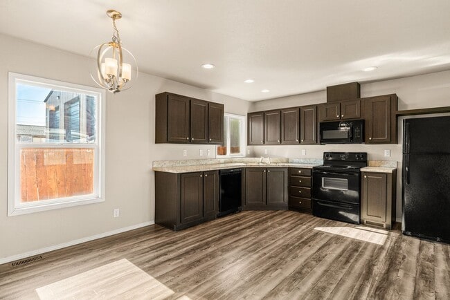 Building Photo - 3 Bed 2 Bath
