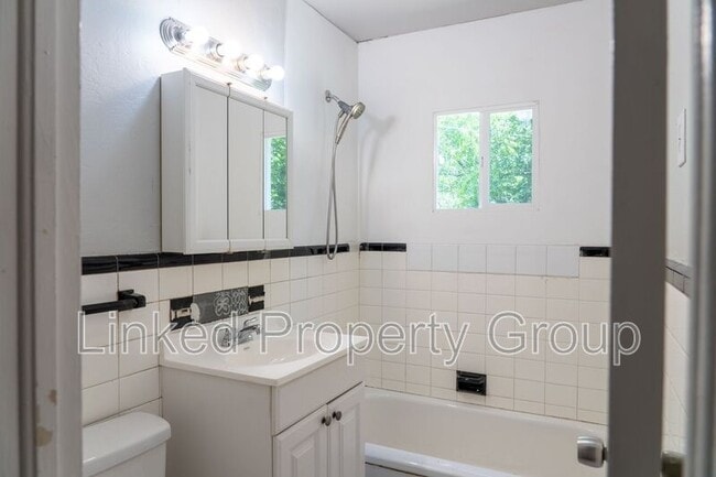 Building Photo - 1321 NE 39th St