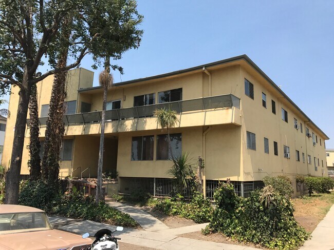 building - 3861 Potomac Ave