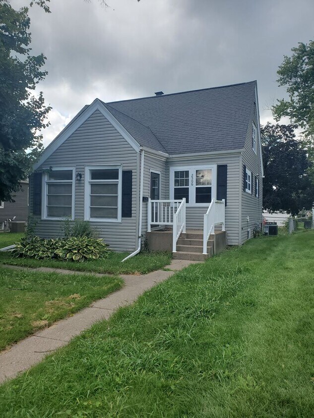 Primary Photo - 3 Bedroom 1 Bath House in Rock Island
