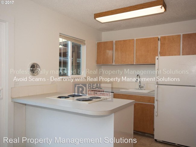 Building Photo - 9136-9140 NE Oregon St