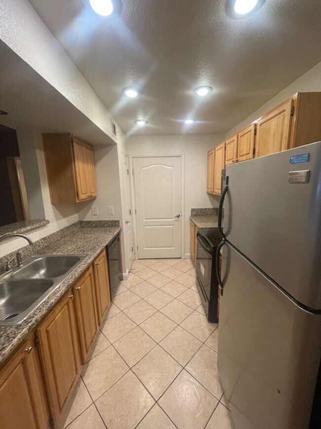 Foto del edificio - GREAT DOWNSTAIRS UNITIN GATED COMMUNITY LO...