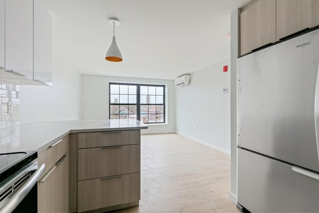 Building Photo - 10 Soden St