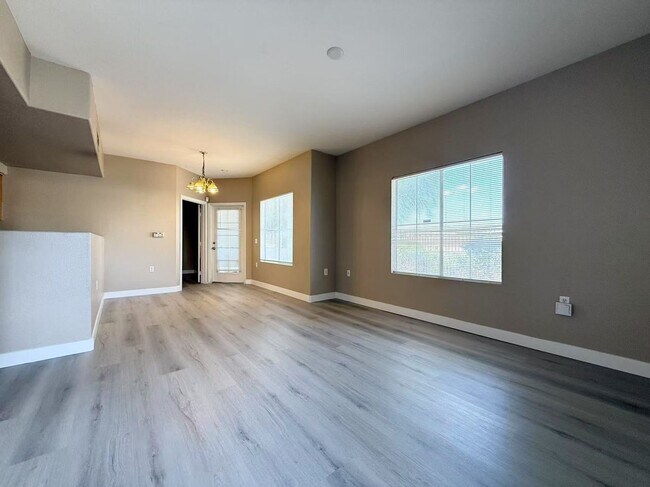Foto del edificio - Gated condo boasts 2 bedrooms and 2 bathrooms