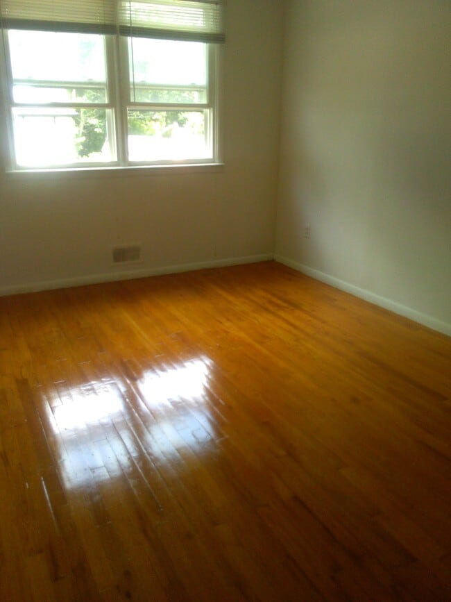 Building Photo - 105 Rustic Pl