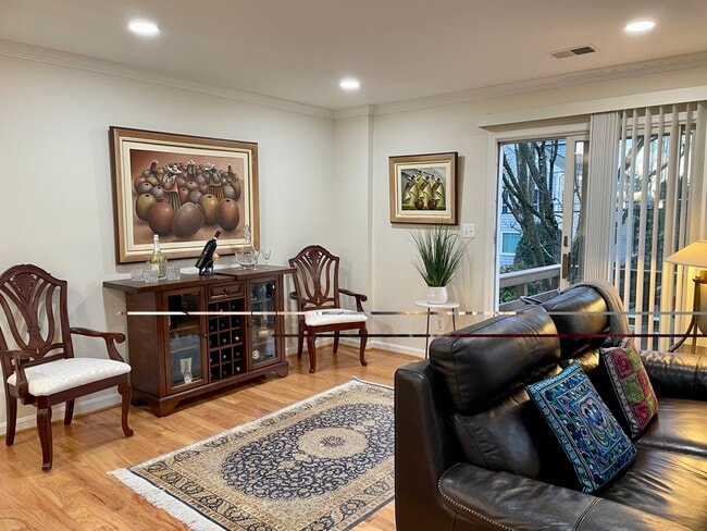 Building Photo - 203A Locust St SE