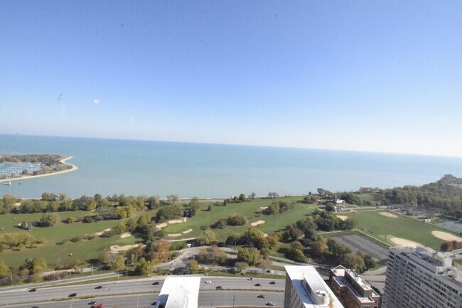 Foto del edificio - 655 W Irving Park Rd