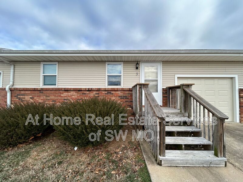 Primary Photo - 633 Meadowview Dr