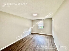 Building Photo - 702 Roberta Dr