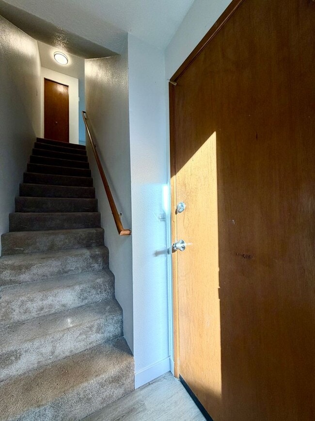 Foto del edificio - Updated Townhouse in the Heart of Garden Home~ New LVP Flooring~ Washer/Dryer Hook-Ups~ A/C~ Larg...