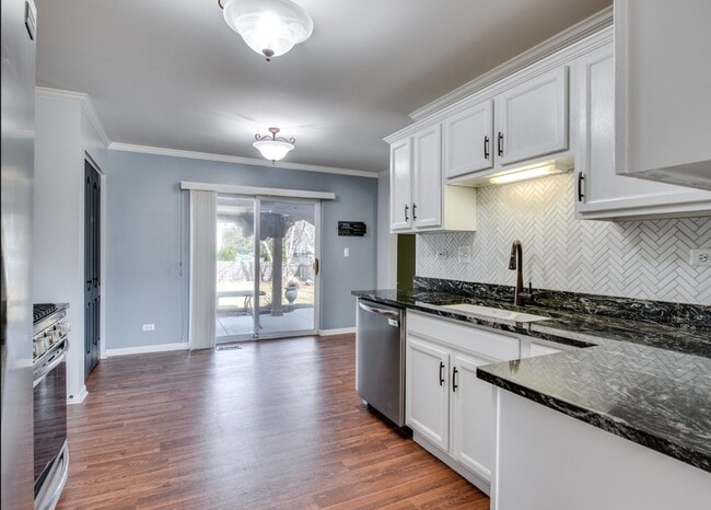 Building Photo - 2758 Hillsboro Blvd