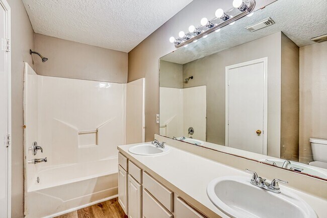 Foto del edificio - 7214 River Pines Dr