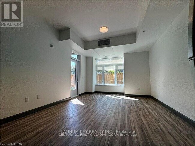 Photo du bâtiment - 22645 Adelaide Rd