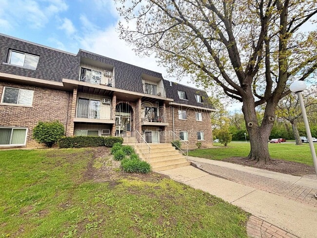 Building Photo - 841 Blossom Ln