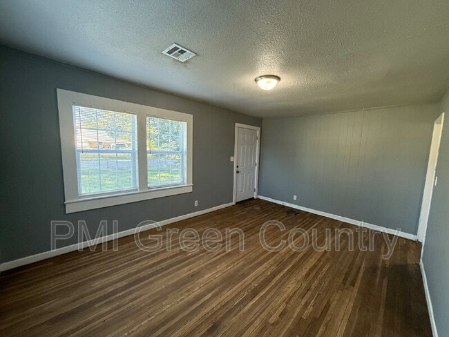 Building Photo - 2626 W 48th St