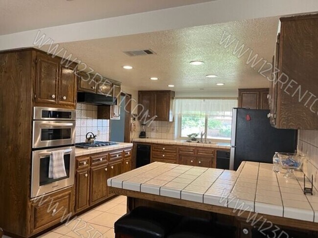 Building Photo - WEST PALMDALE 3BD/2BTH RANCH HOME