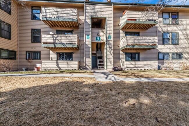Building Photo - 390 Zang St
