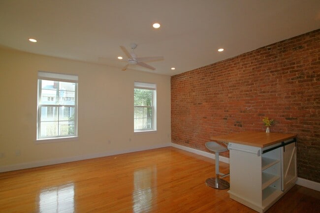 Building Photo - 142 Sussex St