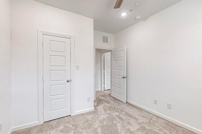 Building Photo - 4 Bed 3 Bath Luxurious Townhome in Frisco!