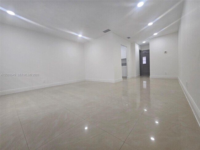 Foto del edificio - 700 NE 46th Ct