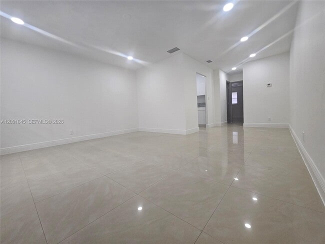 Building Photo - 700 NE 46th Ct