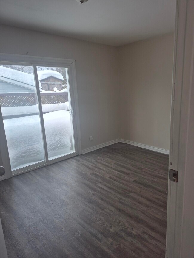 Photo du bâtiment - 2 Bed / 1 Bath Home in Sault Ste. Marie – $1,849/month + Utilities