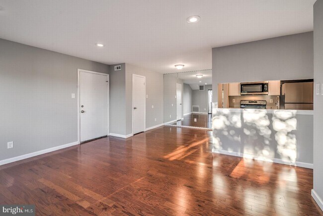 Building Photo - 1302 Maresfield