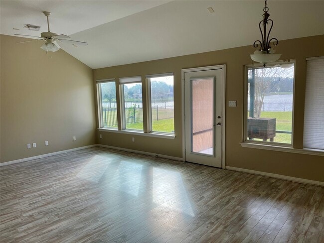 Foto del edificio - 9311 E Lakeside Dr