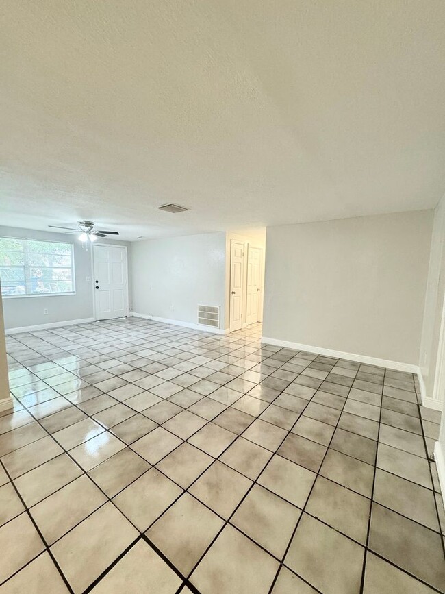 Building Photo - 3524 Hoover Dr