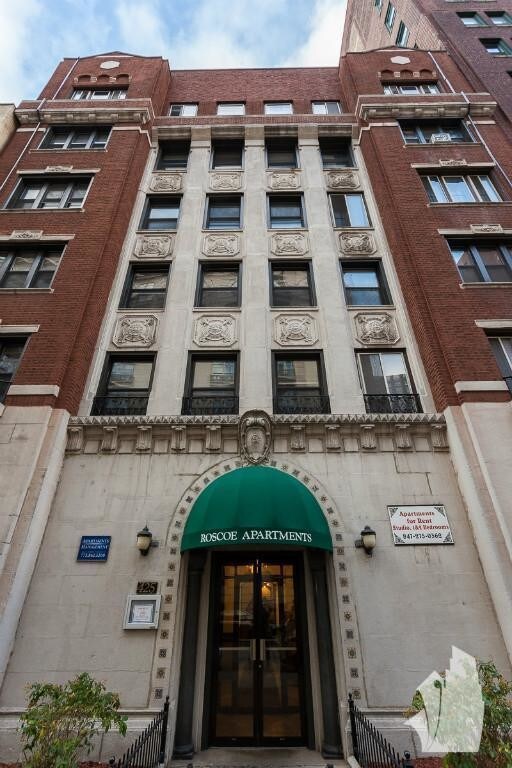 Building Photo - 425 W Roscoe St