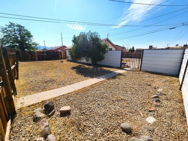 Building Photo - 1037 Brownlee Ave
