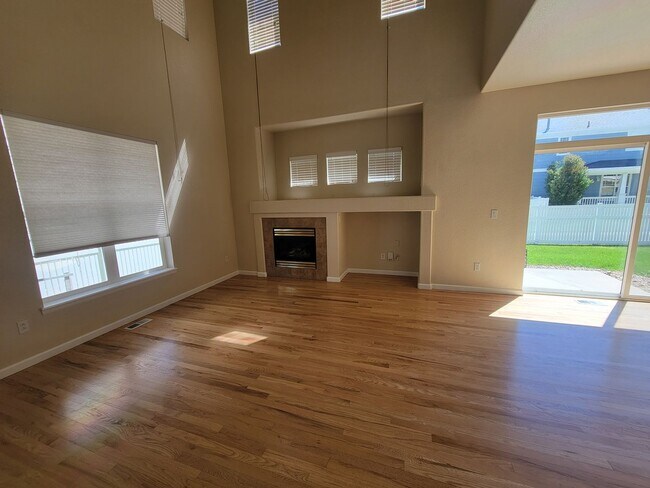 Building Photo - West Longmont 2 story single family home f...
