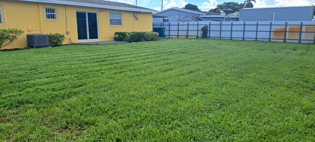 Foto del edificio - 4935 NW 182nd St