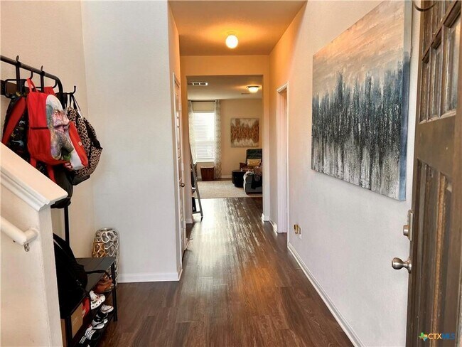 Foto del edificio - 533 Summersweet Rd