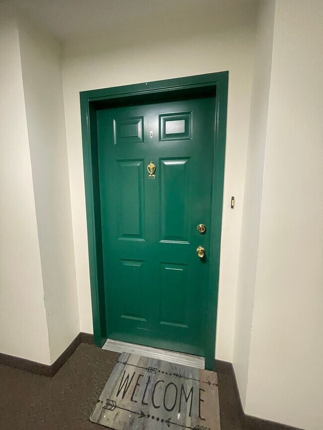 Foto del edificio - VERY SPACIOUS CONDO ON 3RD FLOOR WITH ELEV...