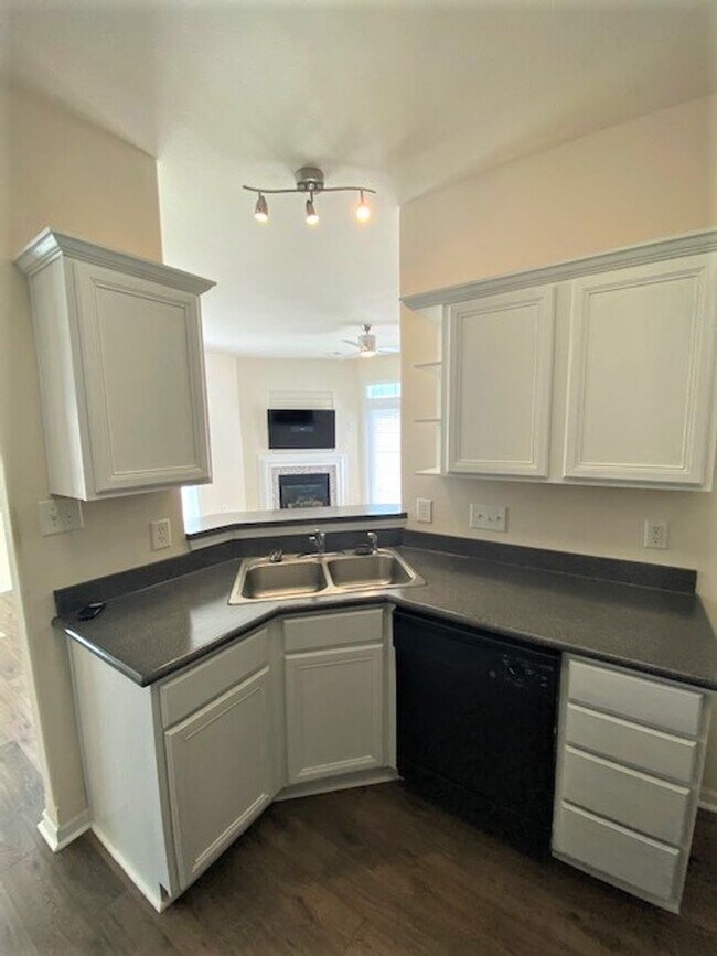 Foto del edificio - End Unit Townhome!  Over 1500 Sq Ft!  Harr...