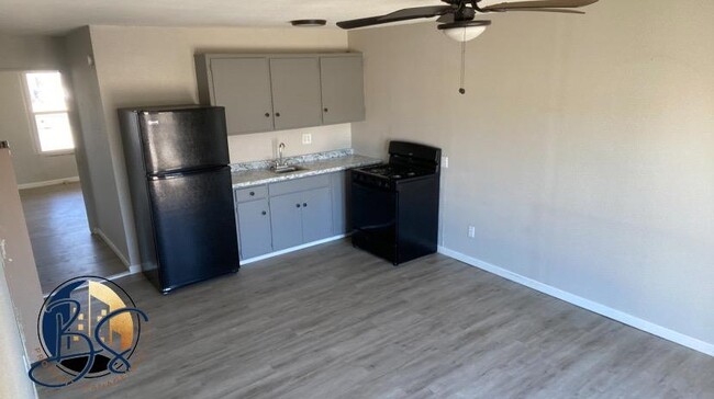 Building Photo - 1104 West Broadway St, Apt 5
