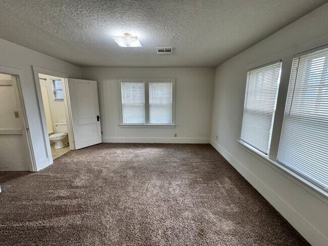 Foto del edificio - Game day and private campus parking, this cute 1 bed is conveniently located and ready for move in!