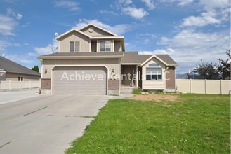 Building Photo - 564 800 E