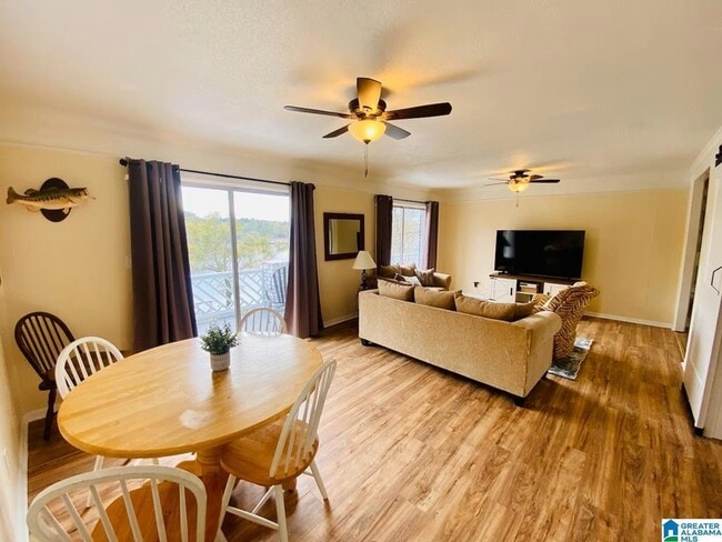 Foto del edificio - 992 Clear Creek Dr
