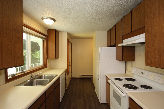 Building Photo - Cozy Condo in Gated Community